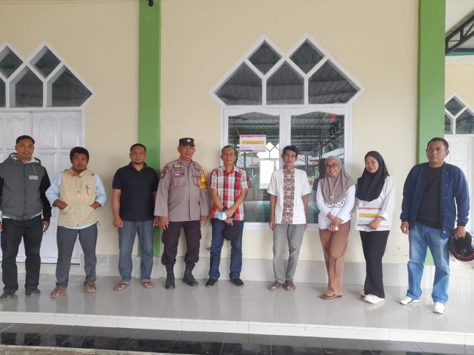 
 Bhabinkamtibmas Polsek Ulaweng Dampingi Panitia Pilkades Antar Waktu Lakukan Penempelan Brosur