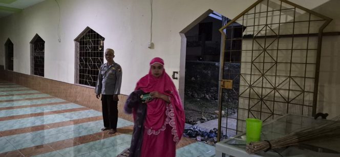 
 Anggota Polsek Ponre melaksanakan pengamanan pelaksanaan sholat tarawih berjamaah