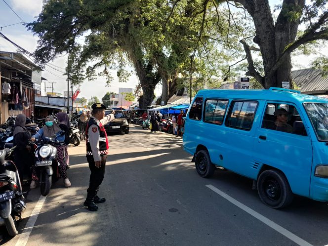 
 Kanit samapta Polsek Ulaweng Lakukan Pengaturan di Depan Pasar Tradisional Tacipi