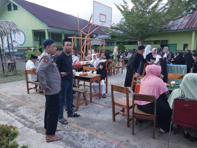 
 Dekatkan Diri dengan Generasi Muda, Polsek Mare Buka Puasa Bersama Siswa-Siswi MTsN Mare