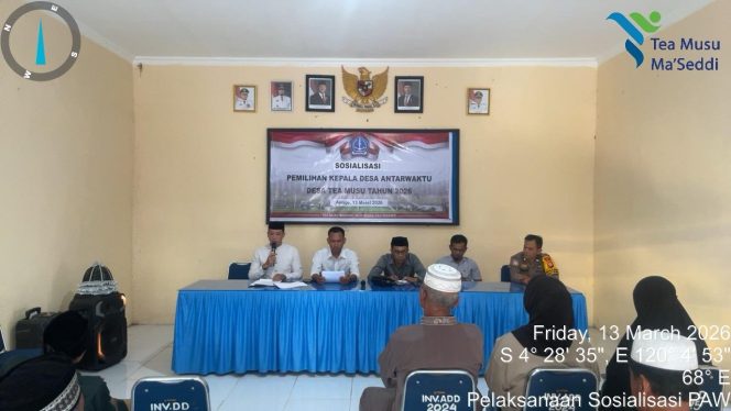 
 Bhabinkamtibmas Polsek Ulaweng Dampingi Panitia Pilkades Antar Waktu Lakukan Penempelan Brosur di Desa Teamusu