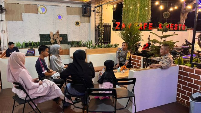
 Bhabinkamtibmas Siap Mendengarkan Keluhan Warga, Ini yang Dilakukan Aipda Junaid Saat Sambangi Salah Satu Cafe di Wilkum Palakka
