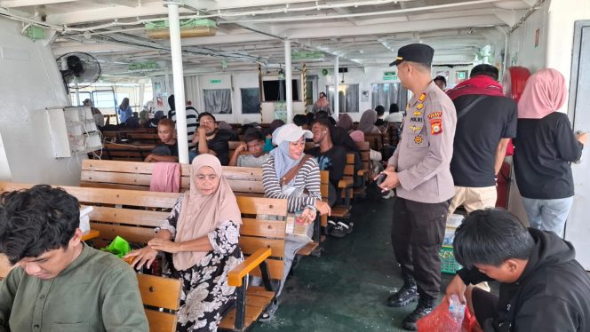 
 Padat Penumpang, Kapolsek Pantau Langsung Kondisi Penumpang Diatas Kapal Ferry