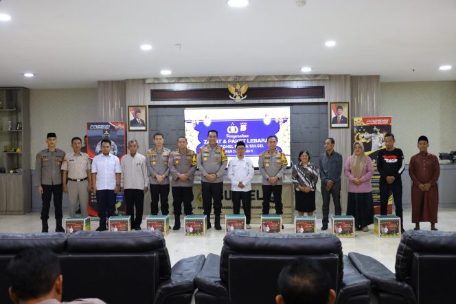 
 Wujud Kepedulian Sosial di Bulan Ramadan, Kapolda Sulsel Serahkan Zakat Fitrah kepada BAZNAS