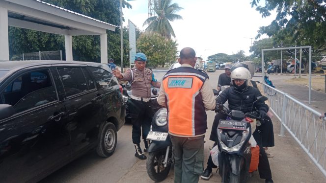 
 Bersama Karyawan Kapal, Pastikan Seluruh Kendaraan Sesuai Prosedur Penyeberangan