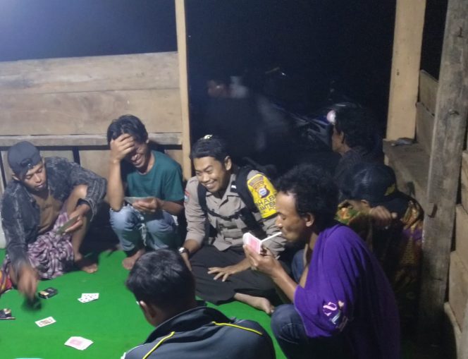 
 Patroli rutin yang dirangkaikan dengan DDS, dilaksanakan oleh bhabinkamtibmas Polsek Ponre Aipda Andi Ikbal Rosani didesa Binaannya