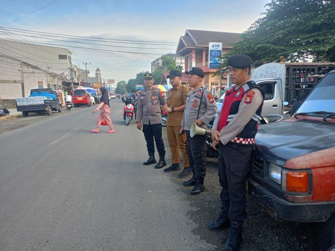 
 Wakapolsek Awangpone Memimpin Pengamanan di Pasar Paccing Jelang Akhir Bulan Ramadhan 