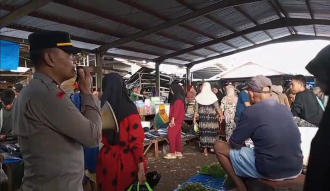 
 Wakapolsek Awangpone Berikan Himbauan Kamtibmas di Pasar Paccing Jelang Akhir Bulan Ramadhan