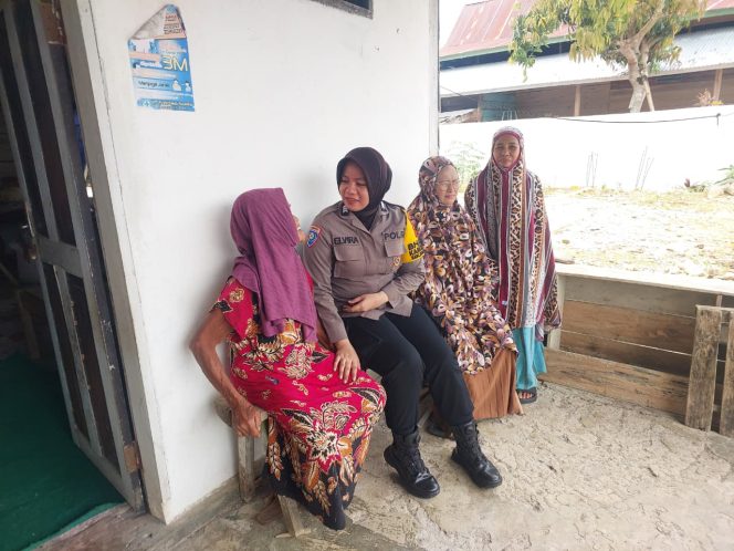 
 Kedekatan Bhabinkamtibmas dengan Warga Terlihat Saat Sambang di Desa Mattanete Bua