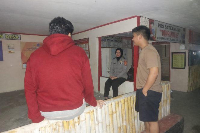 
 Kunjungan Bhabinkamtibmas Brigpol Elvira Sari di Pos Kamling, Pastikan Kamtibmas Tetap Kondusif