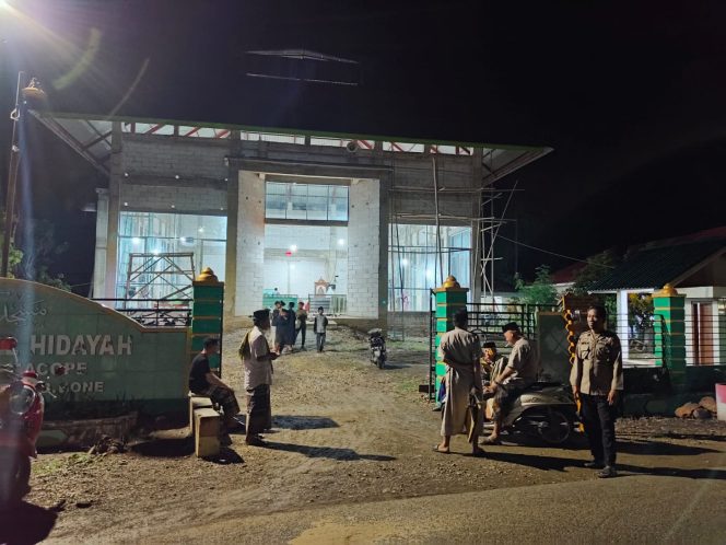 
 Polsek Awangpone Hadir Mengamankan Ibadah Jamaah di Masjid Nurul Hidayah Kelurahan Macope