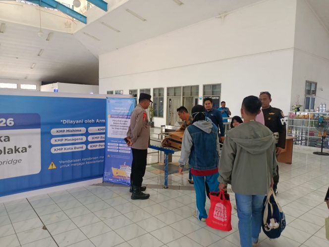 
 Pastikan Pelayanan Berjalan Baik, Waka Polsek Temui Penumpang