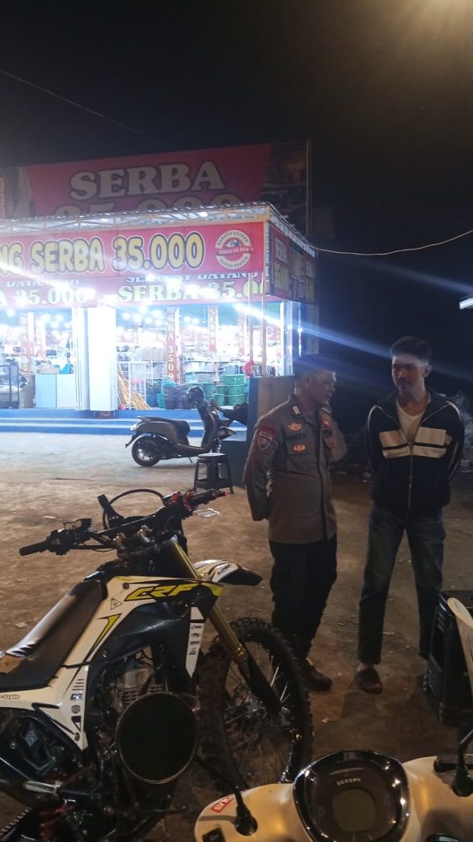 
 Polsek Mate Amankan Malam Takbiran di Alun alun Kecamatan