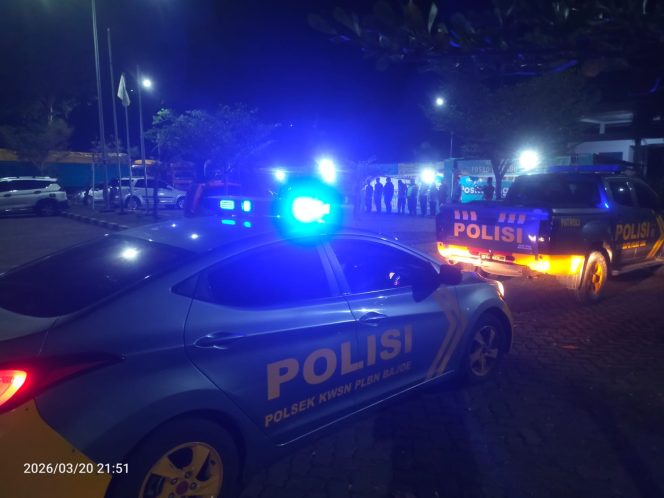 
 Patroli Biru Saat Malam Takbiran, Personil Polsek Lakukan Pengaman Dan Pelayanan