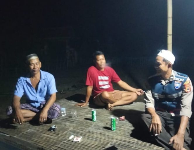 
 ‎Sambangi Desa Binaannya, Bhabinkamtibmas Polsek Cenrana Silaturahmi Dengan Warga