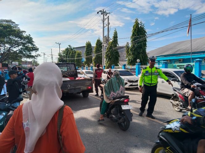 
 Aksi Polantas Bone di Pos Pam Ajangale Laksanakan Pengaturan Lalu Lintas, Antisipasi Kemacetan