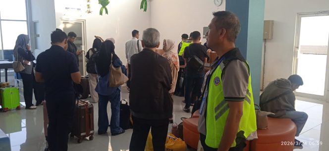 
 Polsek Awangpone Memantau Keberangkatan ATR FLYJAYA Menuju Kendari Dengan Pilot REZYRENDIZA dan Co pilot ADITYA