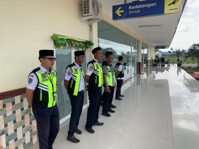 
 Polsek Awangpone Pantau Pesawat ATR FLYJAYA Menuju Makassar Dengan Pilot REZYRENDIZA dan Co pilot ADITYA