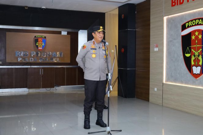 
 Kapolda Sulsel Pimpin Apel Bersama Dirangkaikan Halal Bihalal dalam Rangka Memperkuat Soliditas Personel