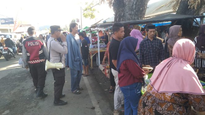 
 Wakapolsek Ulaweng Sampaikan Pesan Kamtibmas di Pasar Tradisional Tacipi