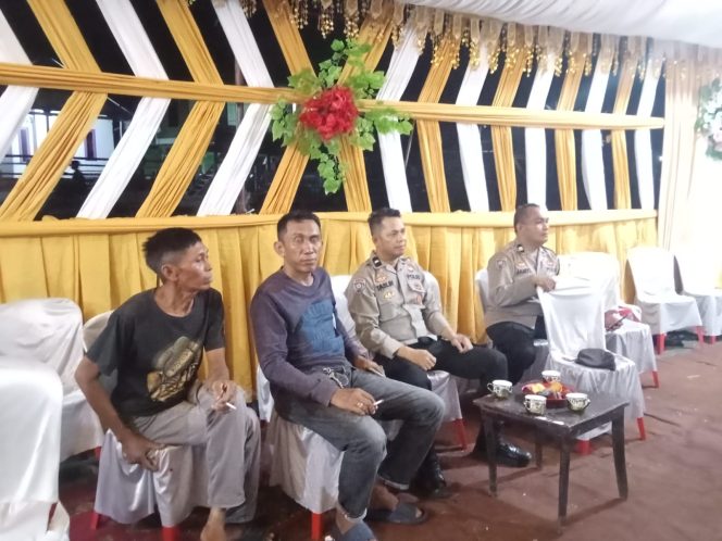 
 Personil Polsek Awangpone Pengamanan Pesta Pernikahan Yang Bertempat Di Dusun Pacciring Desa Kajuara