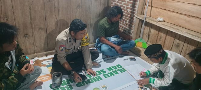 
 Bhabinkamtibmas Polsek Ponre intensifkan pengawasan pelaksanaan kegiatan Satkamling di desa Binaannya