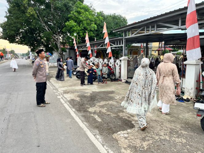 
 Personel Polsek Ulaweng Lakukan Pengamanan dan Pengaturan Lalu Lintas Jelang Sholat Berjamaah