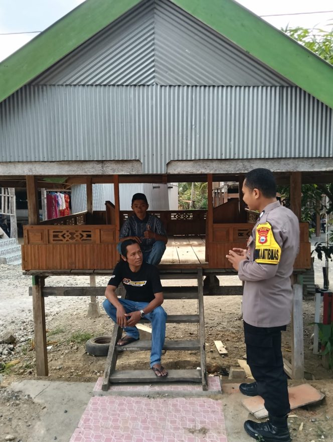 
 Bhabinkamtibmas Sambangi Warga, Sampaikan Pesan Kamtibmas untuk Jaga Keamanan Lingkungan