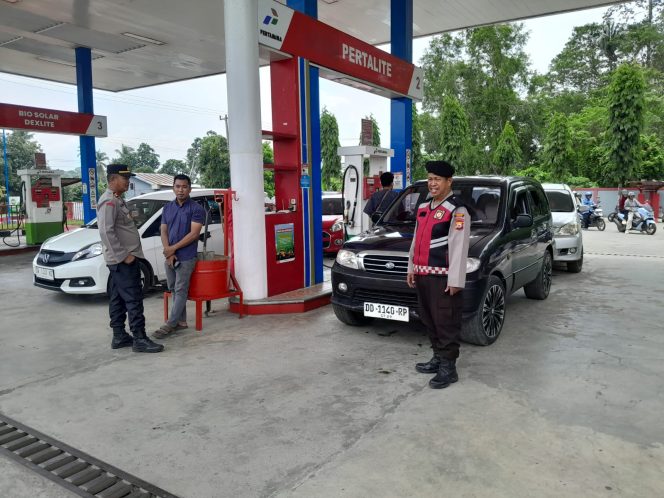 
 Kapolsek dan Kanit Samapta Polsek Ulaweng Lakukan Pemantauan di SPBU Pertamina