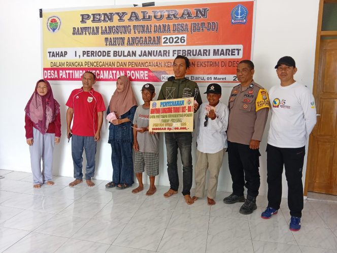 
 Bhabinkamtibmas Polsek Ponre Aiptu Iwan memantau pembagian BLT didesa Binaannya