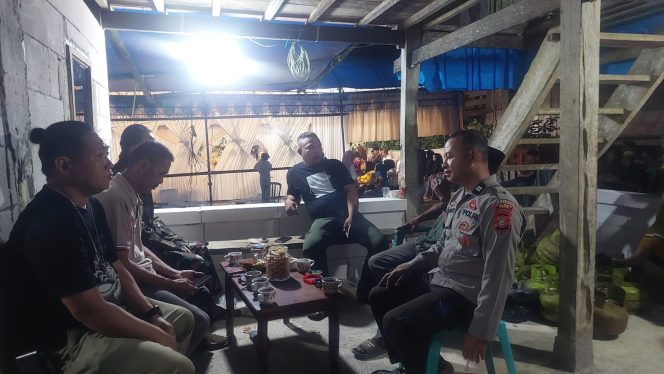 
 Personil Polsek Awangpone Pengamanan Pesta Pernikahan Yang Bertempat Di Dusun Watang Unra Desa Unra