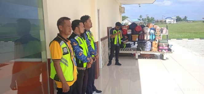 
 Polsek Awangpone Pantau Pesawat ATR FLYJAYA Menuju Morowali Dengan Pilot MA’RIFAT dan Co pilot ANDRI 