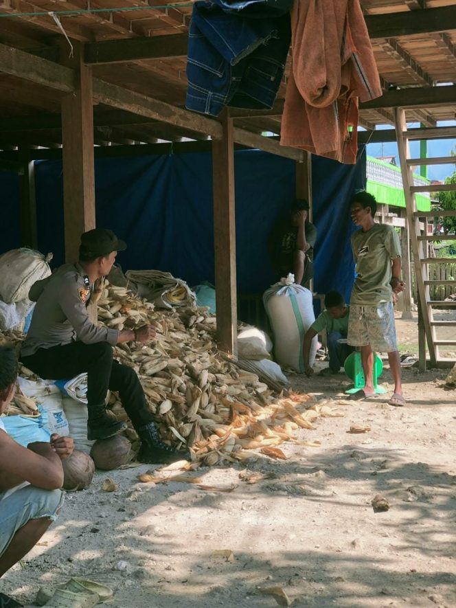 
 Jalin Silaturahmi dan Kedekatan Dengan Warga, Bhabinkamtibmas Polsek Ajangale Sambangi Warga Binaannya