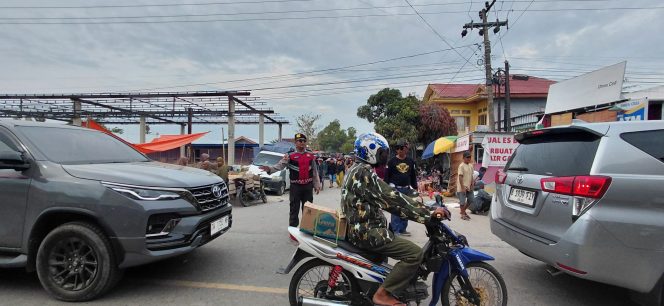 
 Kanit Samapta Polsek Ajangale Antisipasi Kemacetan dan Gangguan Kamtibmas
