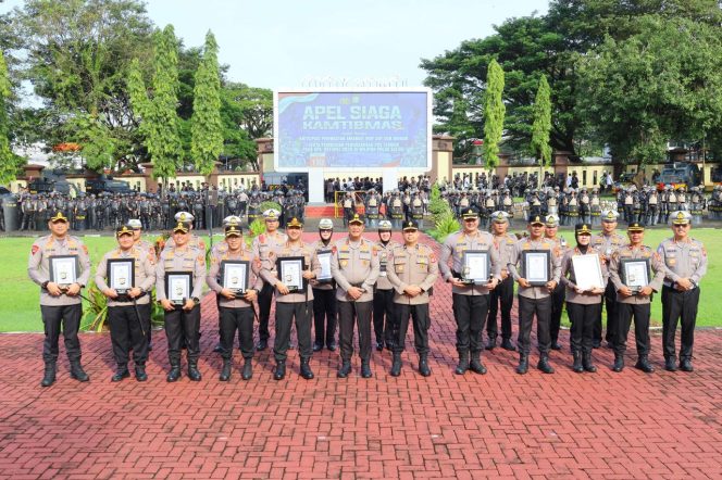 
 Penyerahan Penghargaan Pelaksanaan Operasi Ketupat 2026, Kapolda Sulsel Apresiasi Kinerja Polres Jajaran