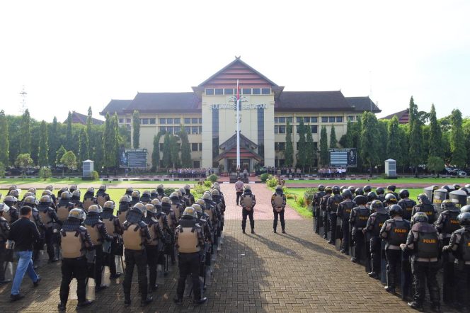 
 Kapolda Sulsel Pimpin Apel Siaga Kamtibmas dalam Rangka Antisipasi May Day dan Agenda Strategis Lainnya
