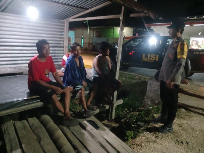 
 ‎Kunjungi Pos Satkamling Di Desa Binaannya, Aipda Andi Firman Berikan Pembinaan