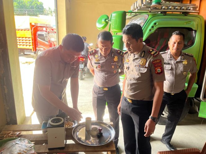 
 ‎Dukung program Presiden RI tentang ketahanan pangan,Kapolsek Palakka bersama anggota pantau Gudang penyerapan jagung di Desa Padippo  ‎