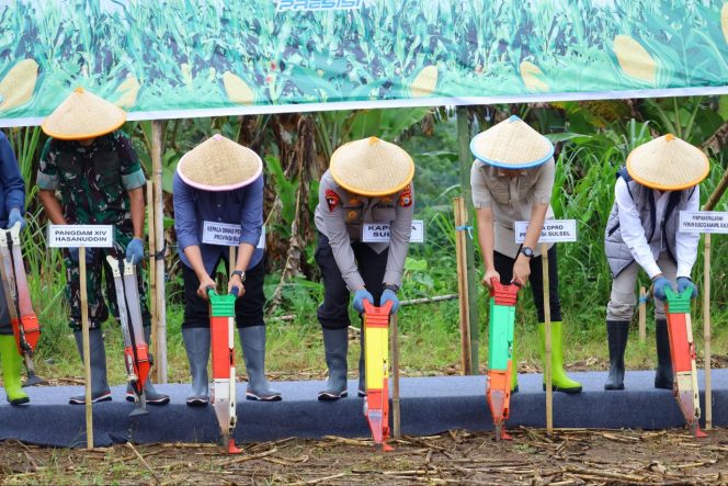 
 Kapolda Sulsel Hadiri Penanaman Jagung Serentak Kuartal I 2026 di Maros, Dukung Program Swasembada Pangan Nasional
