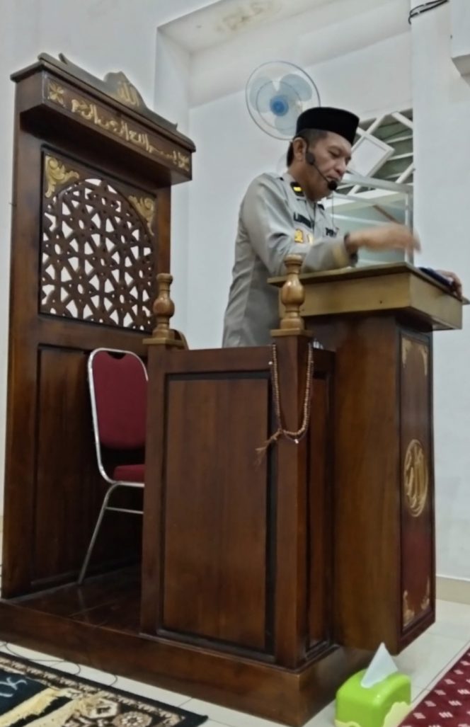 
 Lewat Tarawih Keliling, Wakapolsek Mare IPDA A. Abustang, S.Sos Jalin Silaturahmi dengan Warga Desa