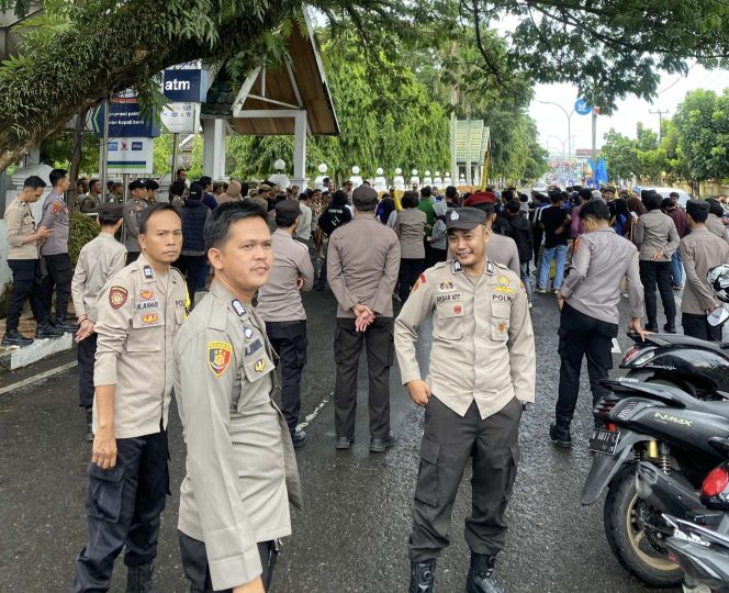 
 Personel Polsek Mare Turut Amankan Aksi Unjuk Rasa, Situasi Tetap Kondusif