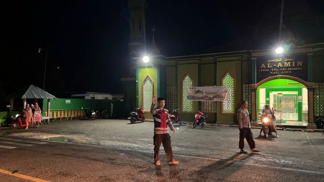 
 ‎Konsisten di Bulan Suci Ramadhan, Personil Polsek Palakka Amankan Sholat Tarawih