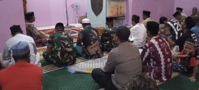 
 Perkuat Silaturahmi dengan Warga, Bhabinkamtibmas Polsek Mare Laksanakan Sholat Subuh Keliling