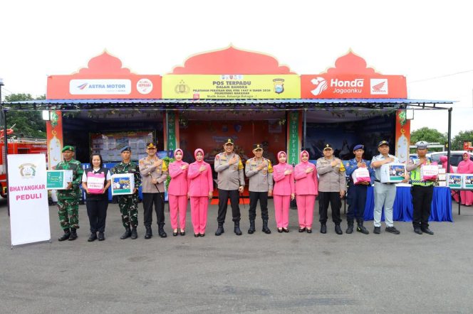 
 Kapolda Sulsel dan Ketua Bhayangkari Tinjau Pos Pengamanan, Pastikan Operasi Ketupat 2026 Berjalan Optimal di Makassar