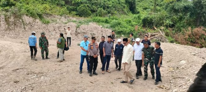 
 PIMPIN PAM IPTU H.YULHAIDIR S.sos KAPOLSEK TONR A  PADA SAAT KUNJUGAN PA MENTAN ,POLSEK TONRA, POLRES BONE