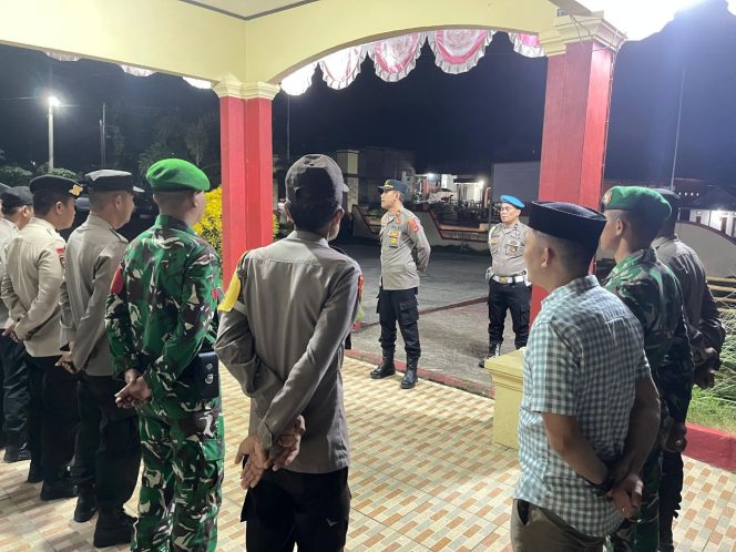 
 ‎Amankan Malam Takbiran, Kapolsek Palakka Pimpin Apel Gabungan di Mapolsek Palakka