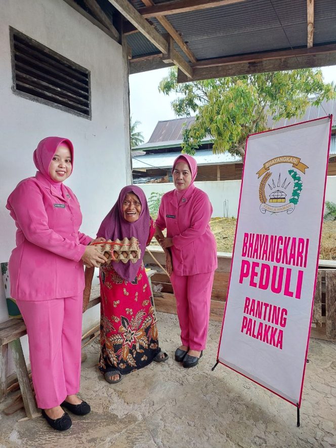 
 Kejar Keberkahan, Ketua Ranting Polsek Palakka Berbagi di Bulan Suci Ramadhan