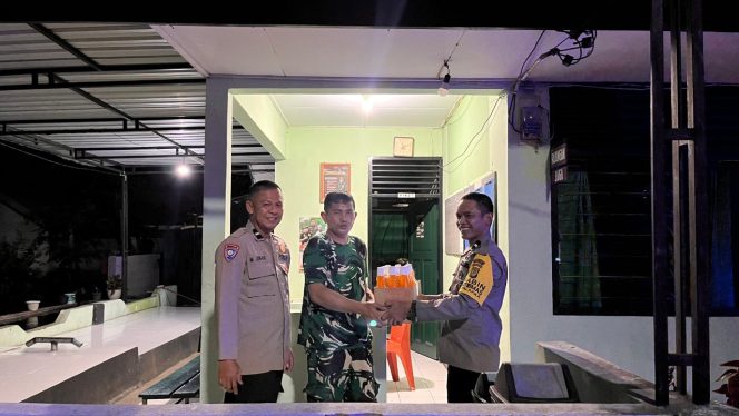 
 Jaga Kekompakan, Personil Polsek Palakka Berikan Bingkisan ke Personil Koramil Palakka