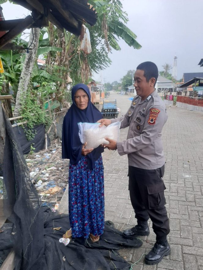
 Sebar Kebaikan di Bulan Ramadan, Polsek Mare Salurkan Bansos Sembako bagi Warga Kurang Mampu