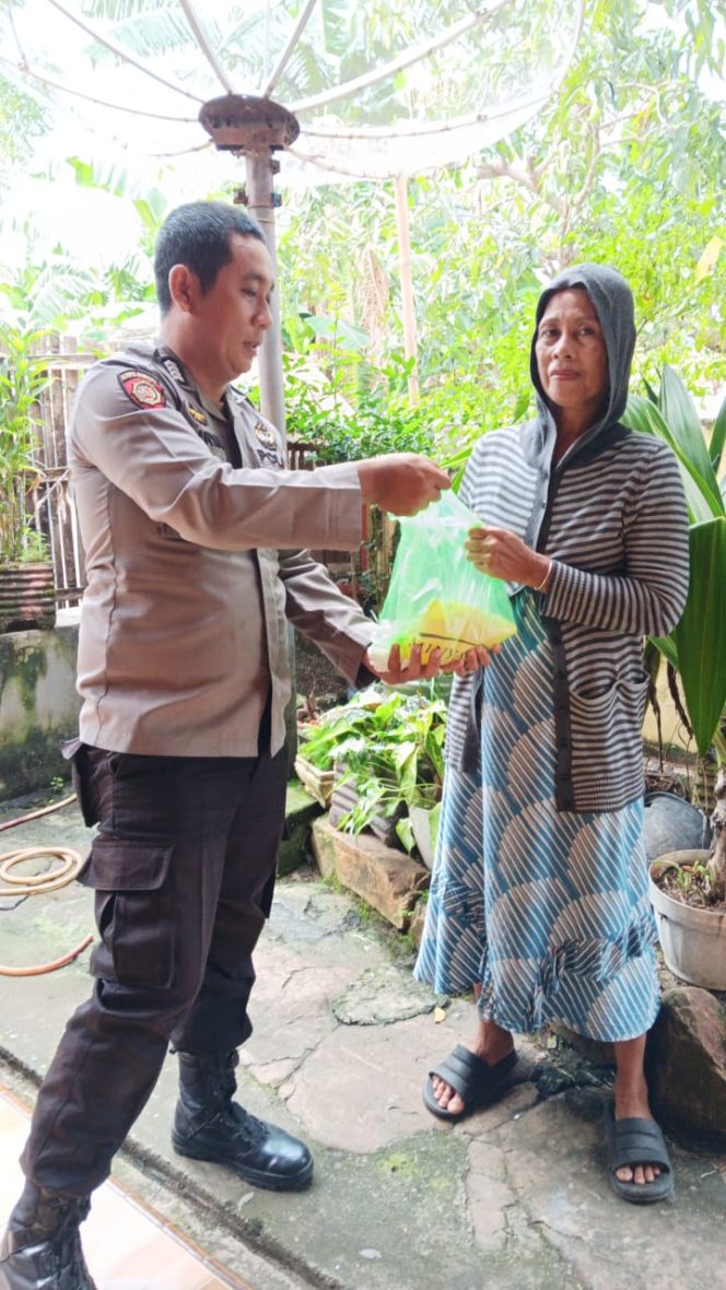 
 Polsek Mare Salurkan Bantuan Sembako untuk Duafa, Ringankan Beban di Bulan Ramadhan